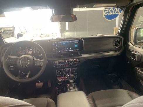 Used 2025 Jeep Wrangler Unlimited Rubicon image 27