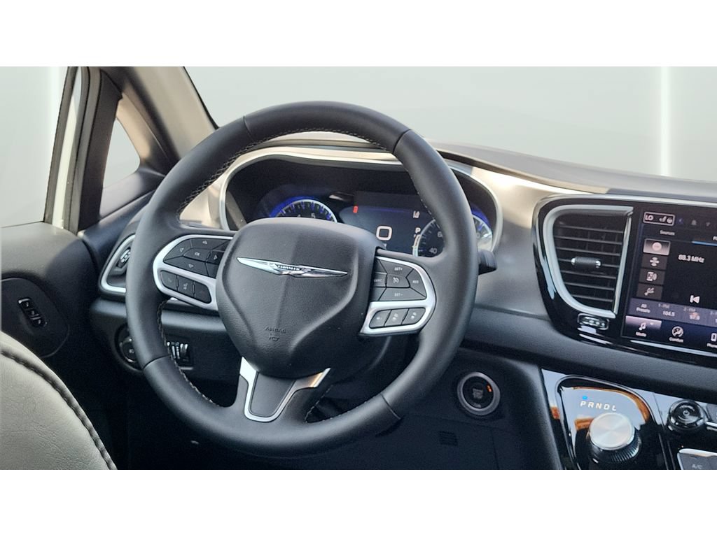 Used 2025 Chrysler Pacifica Select FWD image 11