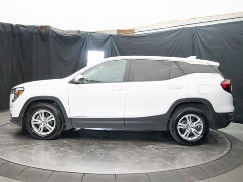 Used 2024 GMC Terrain SLE image 9