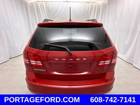 Used 2019 Dodge Journey SE FWD image 3