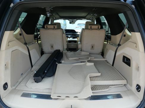 Used 2024 Cadillac Escalade Premium Luxury AWD/4WD image 18