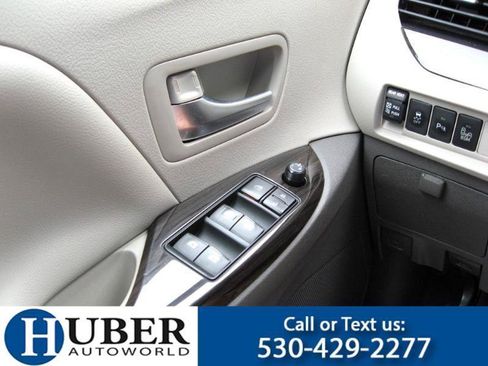 Used 2017 Toyota Sienna XLE Premium FWD image 4