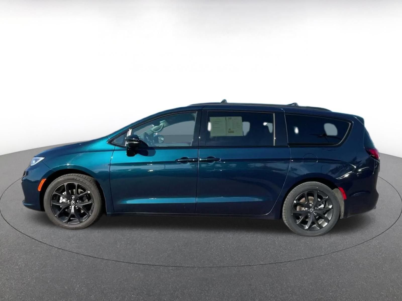 Used 2025 Chrysler Pacifica Limited FWD image 8