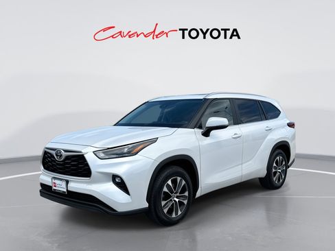 Used 2023 Toyota Highlander XLE FWD image 1