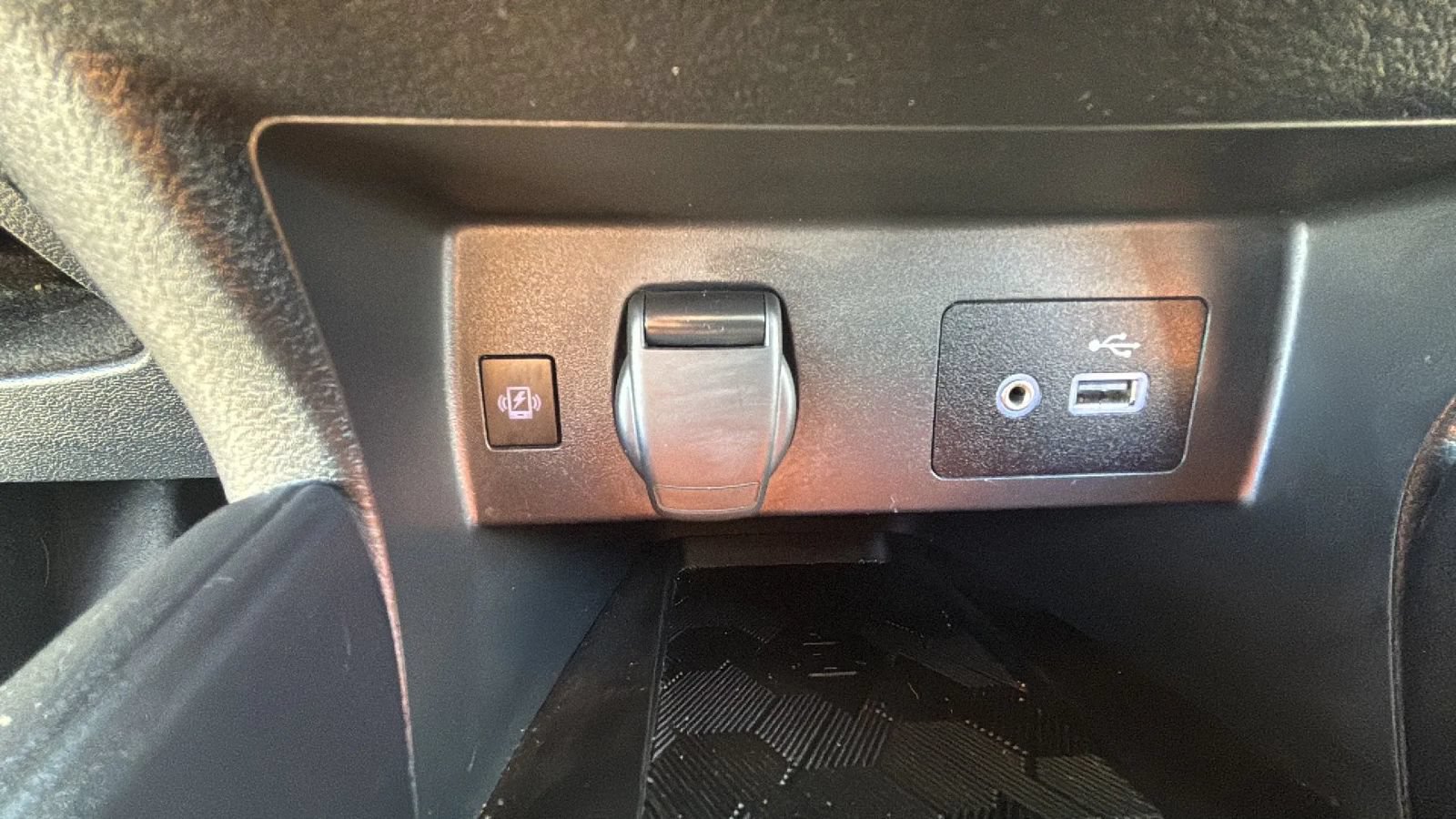 Used 2024 Nissan Versa SV FWD image 13
