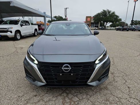 Used 2025 Nissan Altima 2.5 SV FWD image 3