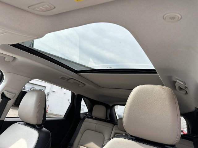 Used 2022 Ford Escape Titanium AWD/4WD image 25
