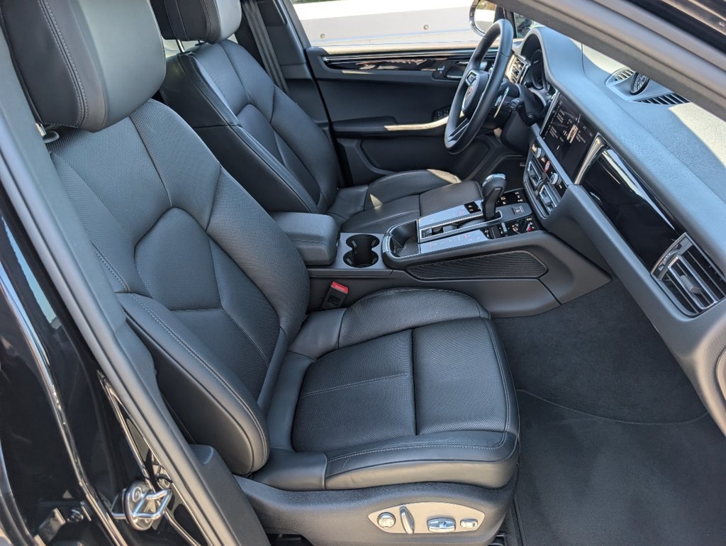 Certified 2025 Porsche Macan AWD/4WD image 17