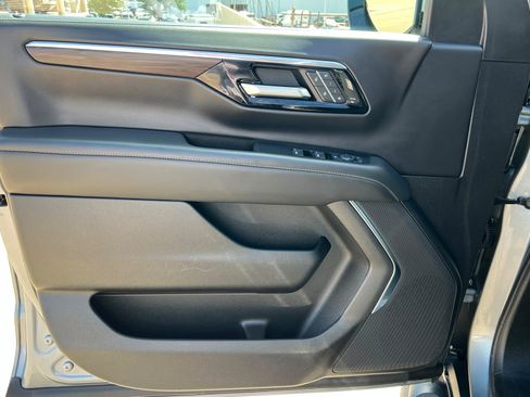 Used 2025 Chevrolet Suburban Z71 AWD/4WD image 15