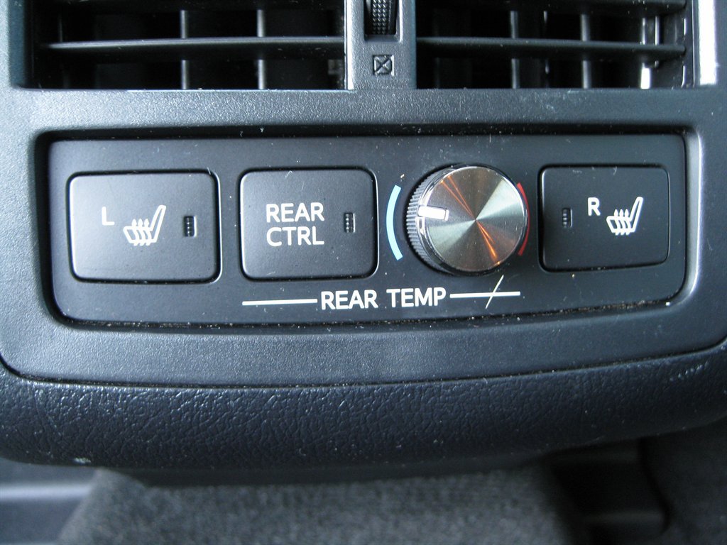 Used 2013 Toyota Avalon Limited FWD image 30