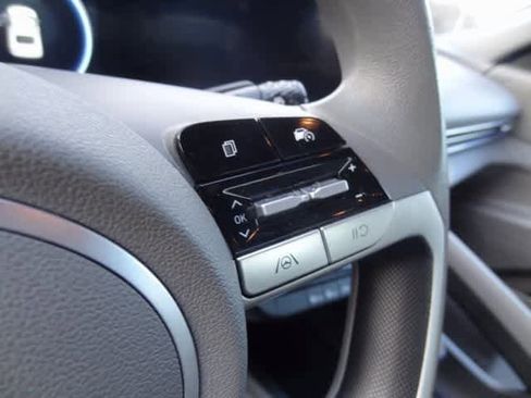 Used 2024 Hyundai Elantra SEL image 12