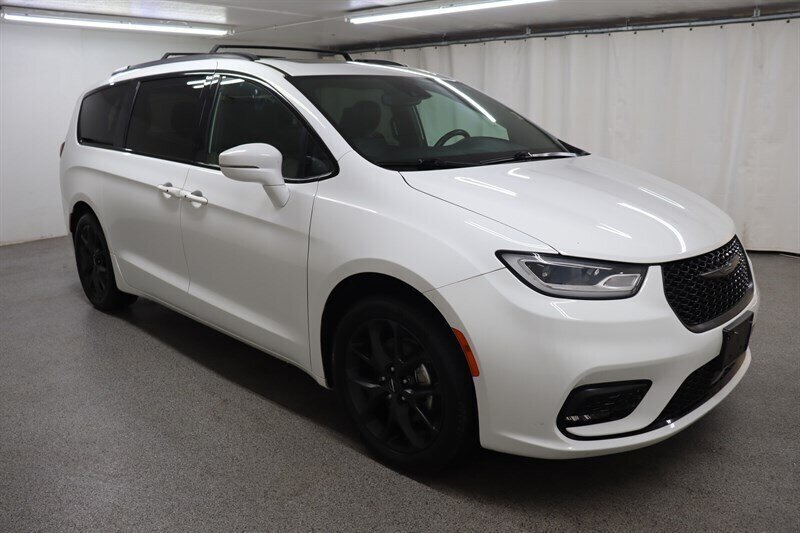 Used 2021 Chrysler Pacifica Touring-L w/ Uconnect Theater Family Group FWD image 1