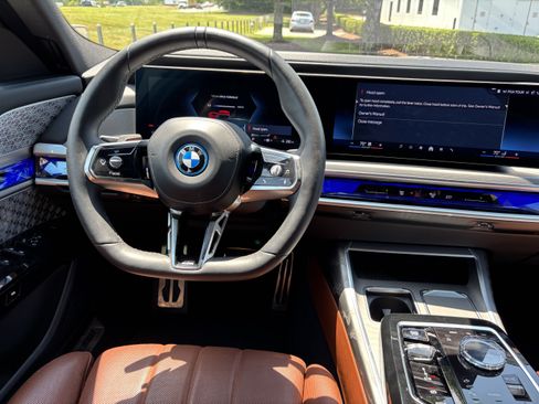 Used 2023 BMW i7 xDrive60 w/ Executive Package 2 AWD/4WD image 30