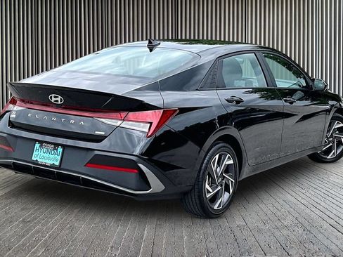 Certified 2025 Hyundai Elantra SEL FWD image 14