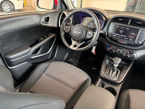 Used 2025 Kia Soul LX w/ LX Technology Package FWD image 31