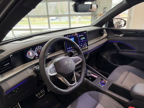 Used 2025 Volkswagen Tiguan SE R-Line image 22