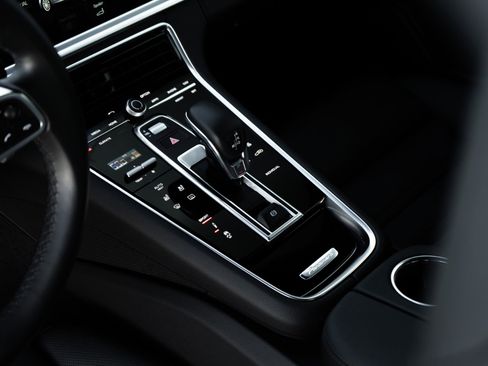 Used 2018 Porsche Panamera 4S image 19