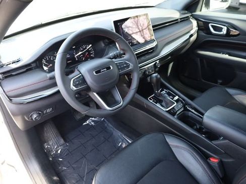 Used 2025 Jeep Compass Trailhawk image 9