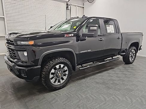 Used 2024 Chevrolet Silverado 2500 Custom w/ Custom Value Package image 4