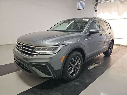 Used 2023 Volkswagen Tiguan SE FWD image 1