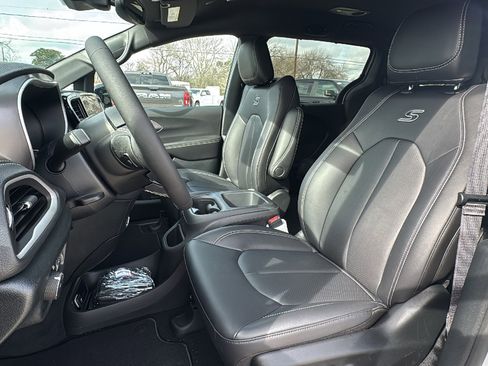 New 2026 Chrysler Pacifica Select w/ S Appearance Package image 13