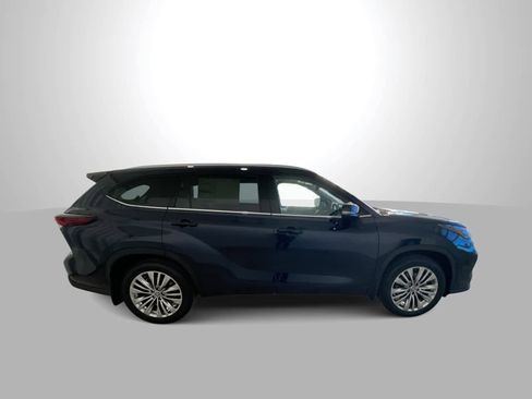 New 2026 Toyota Highlander Platinum image 9