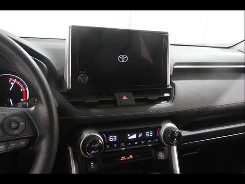 Used 2025 Toyota RAV4 XLE AWD/4WD image 9