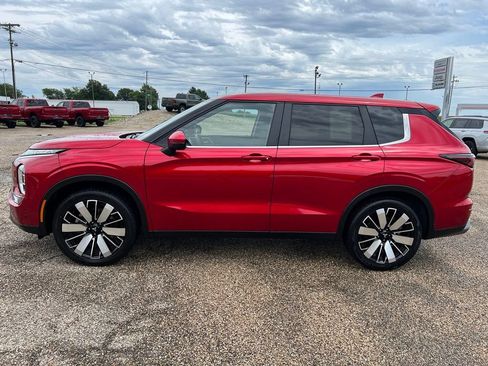 Used 2025 Mitsubishi Outlander SE AWD/4WD image 2