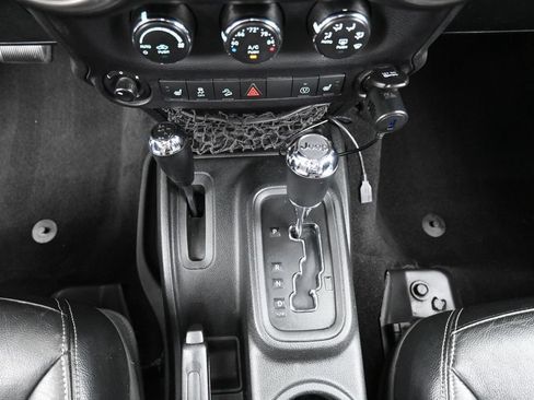 Used 2016 Jeep Wrangler Unlimited Rubicon w/ Connectivity Group AWD/4WD image 19