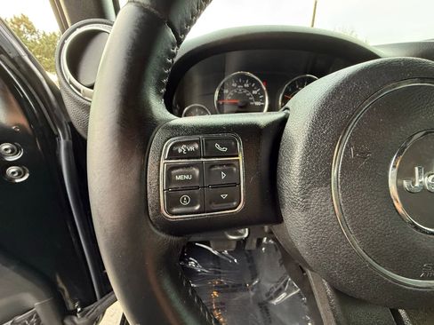 Used 2015 Jeep Wrangler Unlimited Rubicon w/ Connectivity Group image 35