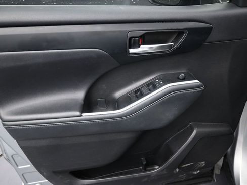 Used 2021 Toyota Highlander XLE image 11
