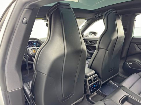 Used 2022 Porsche Taycan image 39
