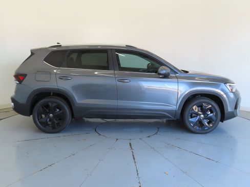 New 2026 Volkswagen Taos SE FWD image 2