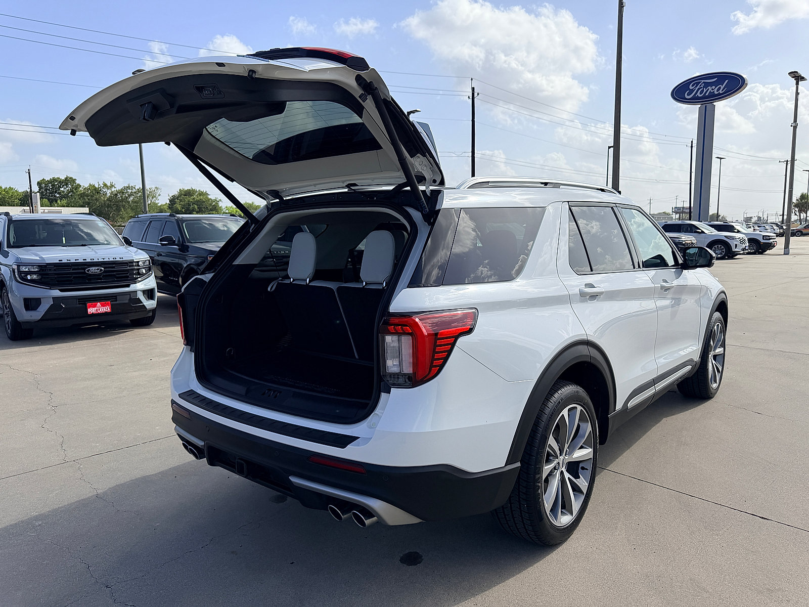 Used 2025 Ford Explorer Platinum w/ Ultimate Package AWD/4WD image 18