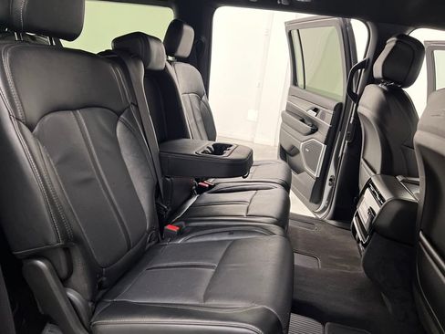 Used 2024 Jeep Wagoneer L Series II image 19