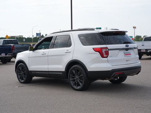 Used 2017 Ford Explorer XLT w/ Equipment Group 202A FWD image 5