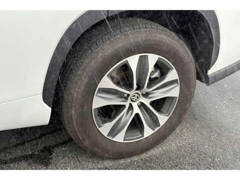 Used 2025 Toyota Highlander XLE image 4