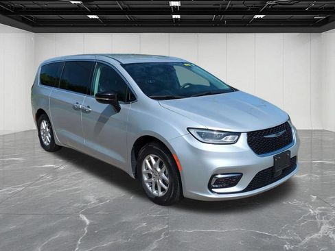 Used 2024 Chrysler Pacifica Touring-L FWD image 7