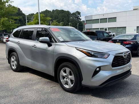Used 2025 Toyota Highlander XLE FWD image 4