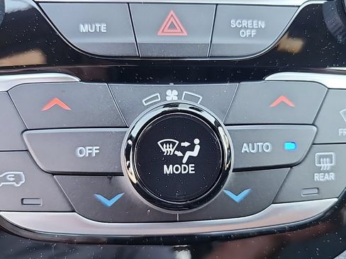 New 2026 Chrysler Pacifica Limited AWD/4WD image 8
