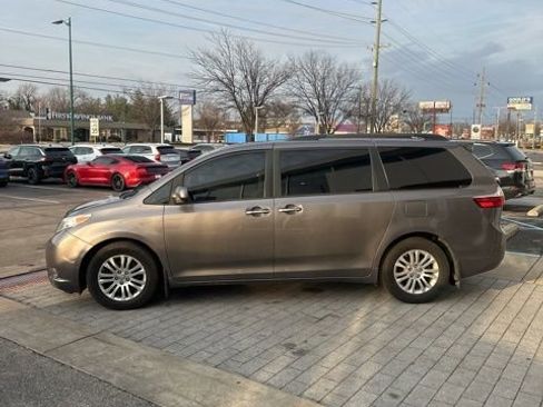 Used 2017 Toyota Sienna XLE image 13