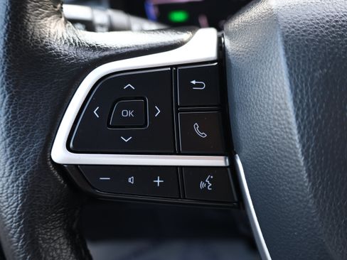 Used 2025 Toyota Sienna XLE FWD image 25