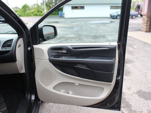 Used 2017 Dodge Grand Caravan SXT FWD image 33