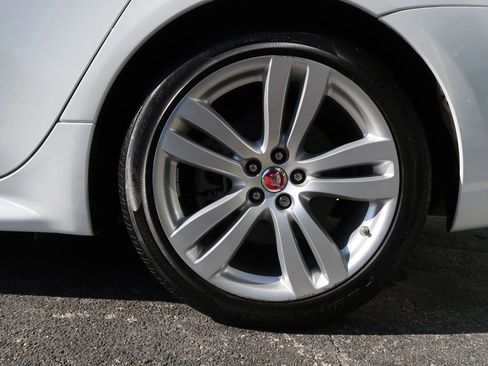 Used 2019 Jaguar XJ R-Sport RWD image 56