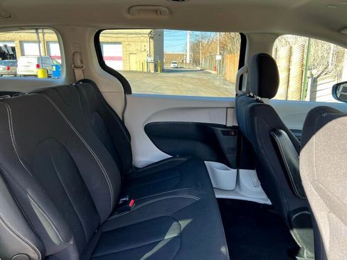 Used 2020 Chrysler Voyager L image 25