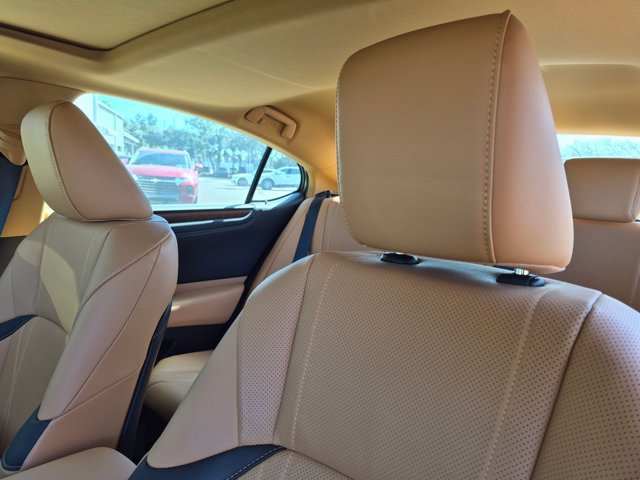 Used 2025 Lexus ES 300h w/ Technology Package FWD image 5