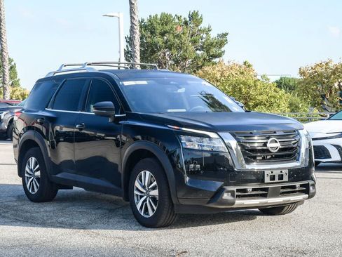 Used 2023 Nissan Pathfinder SL w/ Cargo Package FWD image 3