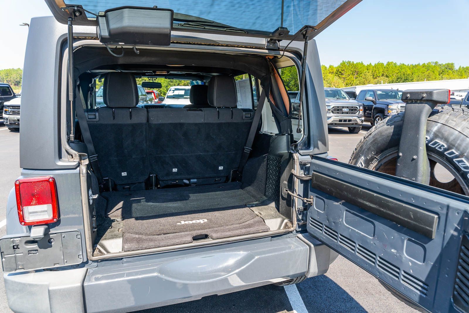 Used 2017 Jeep Wrangler Unlimited Sahara AWD/4WD image 15