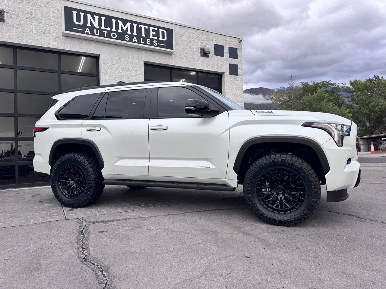 Used 2025 Toyota Sequoia Limited w/ Tow Technology Package AWD/4WD image 3