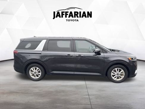 Used 2022 Kia Carnival LX image 2